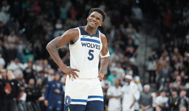 开云APP-次节飙中3记三分！华子半场10中8得19分5板2助 美中不足有6失误