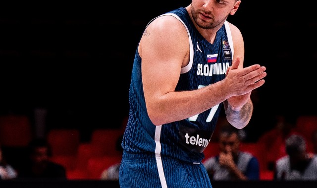 开云APP-东契奇半场高效斩获24分4篮板6助攻 与约基奇展开数据对决