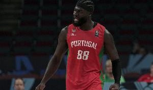 开云APP-被限制了！葡萄牙中锋科塔仅5投2中 得到6分2板2助2帽