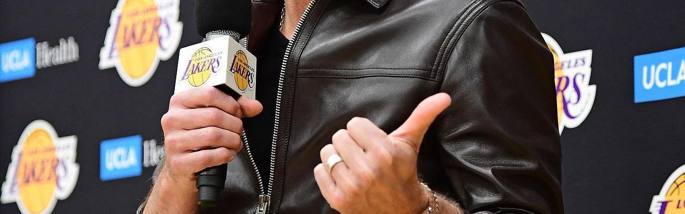 开云官网-队记：湖人计划交易截止日前积极行动 会根据赛季初期的表现调整