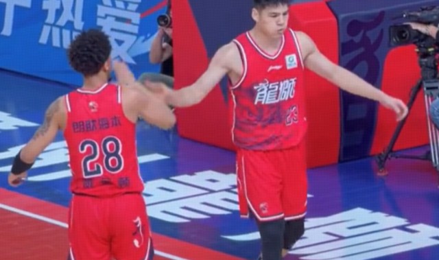 北控刚打好一场又崩了！防守反击顶不住，张庆鹏挂机，还是没希望