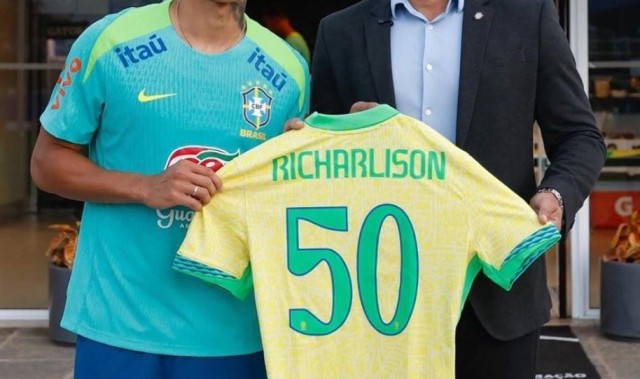 开云-50场20球，里沙利松晒纪念球衣：还有更多故事等待着被书写